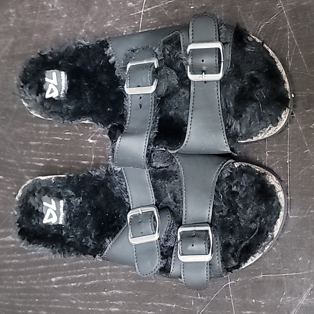 Women's Black Faux fur lined open toe sandals by Dirty Laundry size 9.5